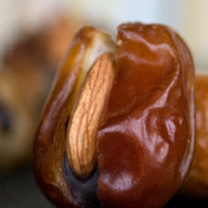 Dates with almonds